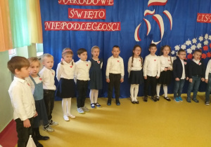 Dzieci z grupy "Kreciki" podczas akademii z okazji Święta Niepodległosci.