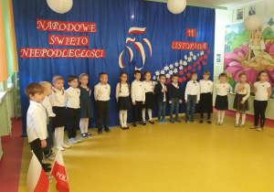 Dzieci z grupy "Kreciki" podczas akademii z okazji Święta Niepodległości..