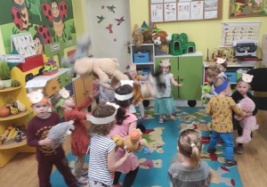 Dzieci tańczą z misiami.