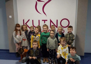 Dzieci na tle logo miasta Kutno.