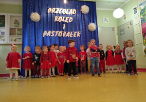 Dzieci z grup: "Żuczki" i "Biedronki" śpiewają piosenkę "Święty Mikołaju"
