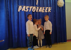 Hania, Szymon,Nela, Jacek z grupy "Żabki" śpiewają "Pastuszkowie"