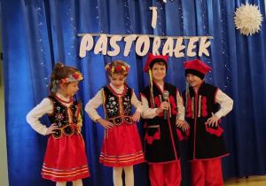 Hania, Hania, Jaś i Wiktor z grupy "Jaskółki" śpiewają "Pastorałka od serca do ucha"