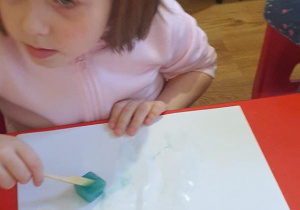 Zosia T maluje lodowymi farbami.