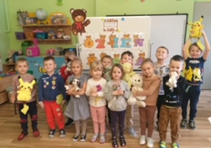 Dzieci z grupy Żabki z pluszakami.