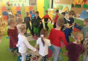 Dzieci podczas zabawy z piosenką.