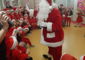 Mikołaj wita się z dziećmi z grupy Pszczółki.
