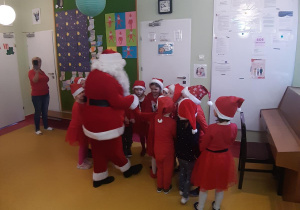 Dzieci z grupy Pszczółki tańczą z Mikołajem.