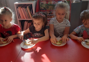 Nikola, Zosia, Zuzia i Blanka podczas robienia kanapek.