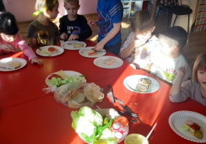 Dzieci podczas robienia kanapek.