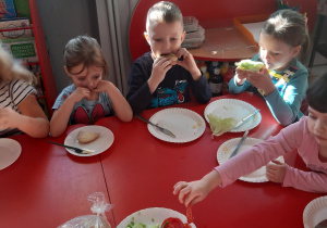 Blanka, Olek, Zosia i Lena podczas jedzenia samodzielnie wykonanych kanapek.