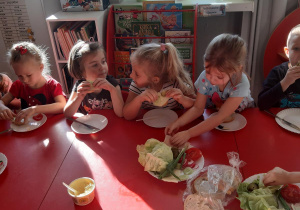 Nikola, Zosia, Zuzia i Blanka podczas jedzenia samodzielnie wykonanych kanapek.