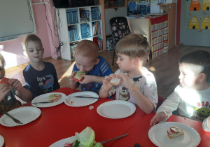 Lena, Tymon, Filip, Kuba i Witek podczas jedzenia samodzielnie wykonanych kanapek.
