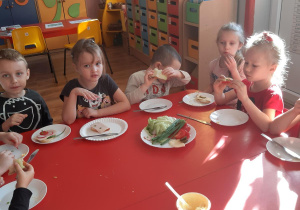 Jaś, Lila, Kuba, Kornelia i Nikola podczas jedzenia samodzielnie wykonanych kanapek.