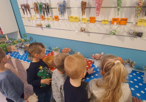 Dzieci oglądały ręcznie robione lizaki.