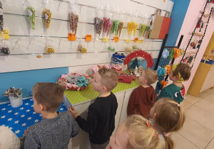 Dzieci oglądały ręcznie wykonane produkty.