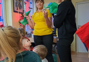 Pani Emilka wyjaśnia jak stworzyć kremową choinkę.