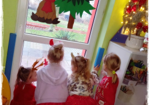 Hanie Z., Laura, Hania K., i Weronika wypatrują Św. Mikołaja przez okno z sali