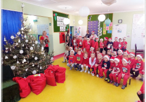 Dzieci czekają na Św. Mikołaja przy przedszkolnej choince