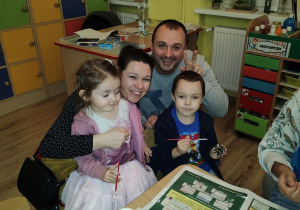 Olek, Ada i Rodzice robią świąteczny stroik