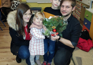Mikołaj, Hania, Mama i Tata prezentują swój stroik