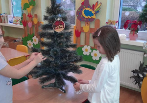 Zosi i Michasia ubierają świąteczne drzewko