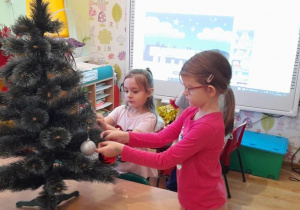 Valeria i Ola ubierają świąteczne drzewko
