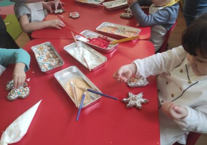 Dzieci dekorują pierniczki.