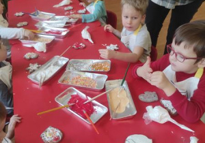 Dzieci dekorują pierniczki.
