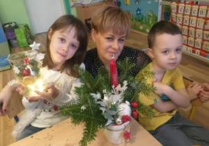 Filip M. z mamą i siostrą prezentuje piękne stroiki świąteczne.