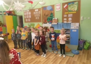 Dzieci podczas śpiewania utworów świątecznych.