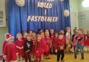 Dzieci śpiewają piosenkę "Święty Mikołaju".