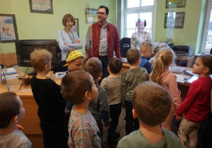 Dzieci z grupy Pszczółki w dziale oświaty Urzędu Miasta Kutno.