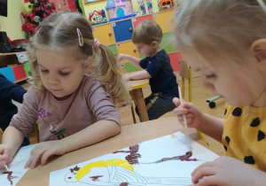Dzieci malują farbami sikorkę