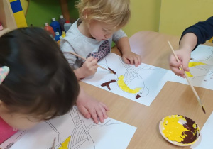Dzieci malują farbami sikorkę