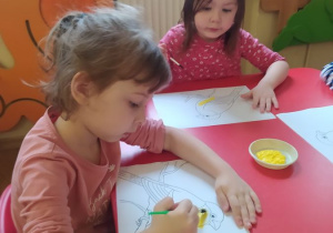 Hania i Kaja malują sikorkę farbami