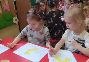 Dzieci malują sikorkę farbami