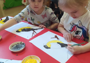Ada i Emilka malują sikorkę farbami