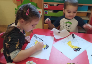 Dzieci malują sikorkę farbami