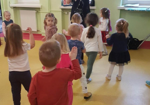 Dzieci uczestniczą w zajęciach tanecznych.