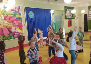 Dzieci uczestniczą w zajęciach tanecznych.