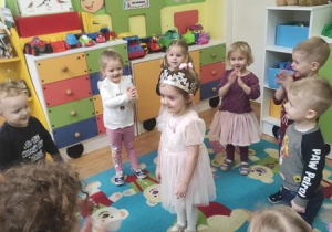 Dzieci śpiewają Adzie 100 lat.