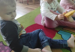 Dzieci próbują zakładać skarpetki.