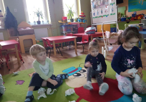 Dzieci robią papierowe kule.