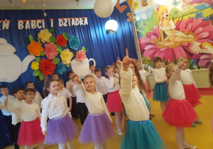Dzieci tańczą podczas występu.