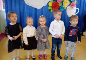 Ada, Nikola, Weronika,Antoś i Wojtuś na występie z okazji Dnia Babci i Dziadka