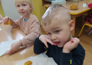 Filipek i Zosia jedzą ciasteczka