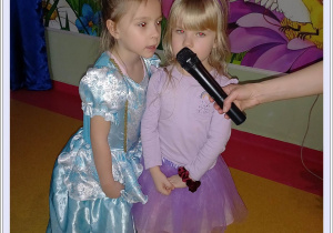 Hania Z. i Gabrysia śpiewają piosenkę z filmu Elsa