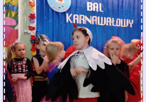 Hania K., Weronika, Tymek i Laura podczas tańca