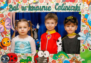 Dzieci z grupy Elfy w Foto-budce.